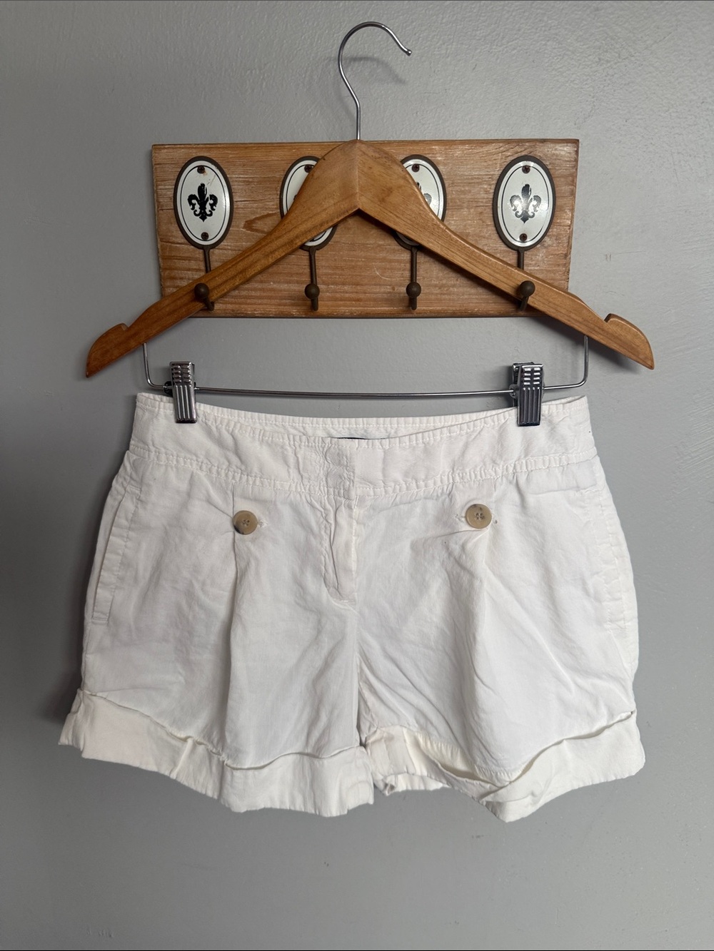 Theory White Linen Blend Cuffed Shorts. Size 4